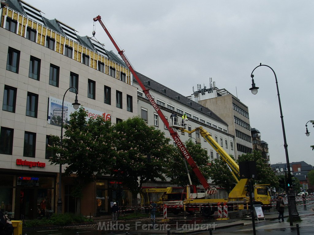 800 kg Fensterrahmen drohte auf Strasse zu rutschen Koeln Friesenplatz P54.JPG